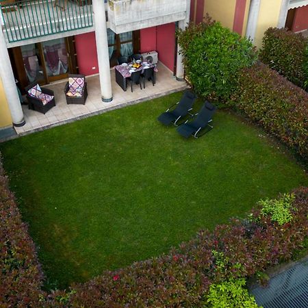 Oleandro Apartment - Featuring A Private Garden And Access To 5 Pools Desenzano del Garda Exteriör bild