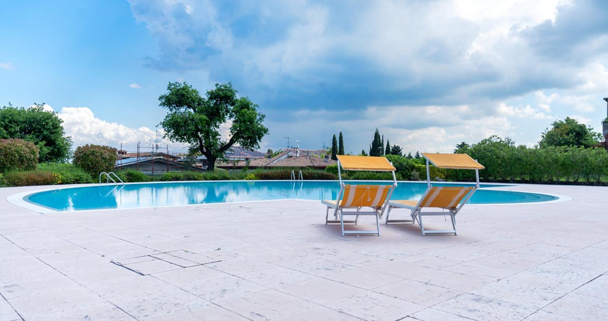 Oleandro Apartment - Featuring A Private Garden And Access To 5 Pools Desenzano del Garda Exteriör bild