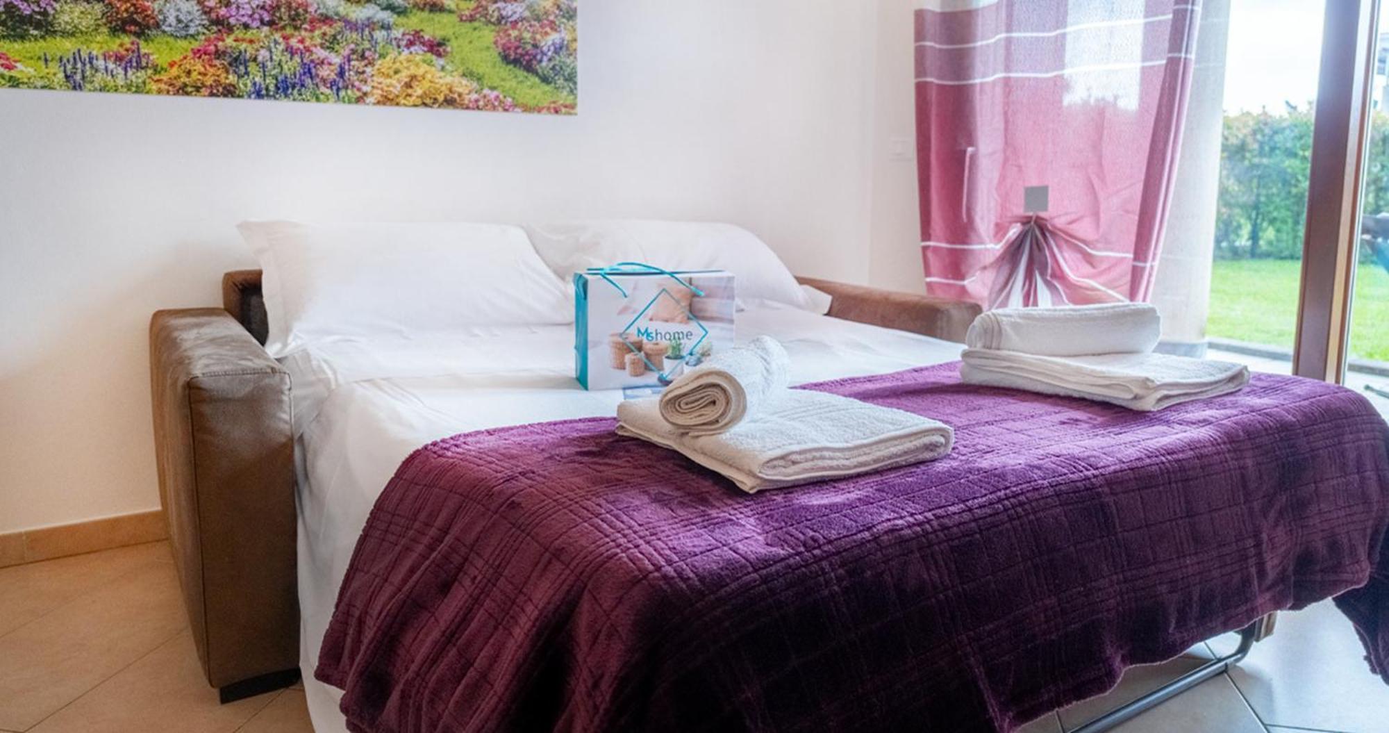 Oleandro Apartment - Featuring A Private Garden And Access To 5 Pools Desenzano del Garda Exteriör bild