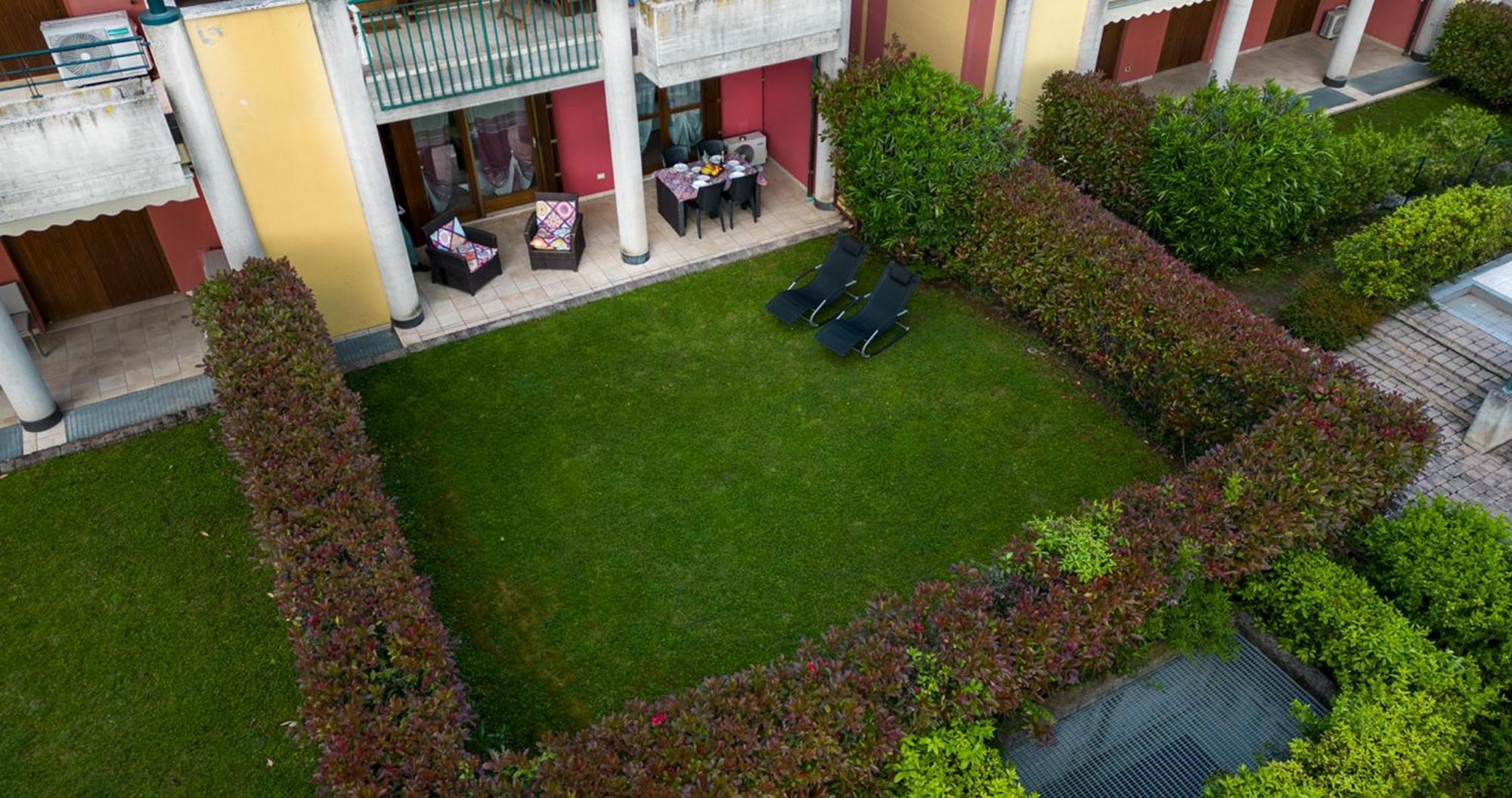 Oleandro Apartment - Featuring A Private Garden And Access To 5 Pools Desenzano del Garda Exteriör bild