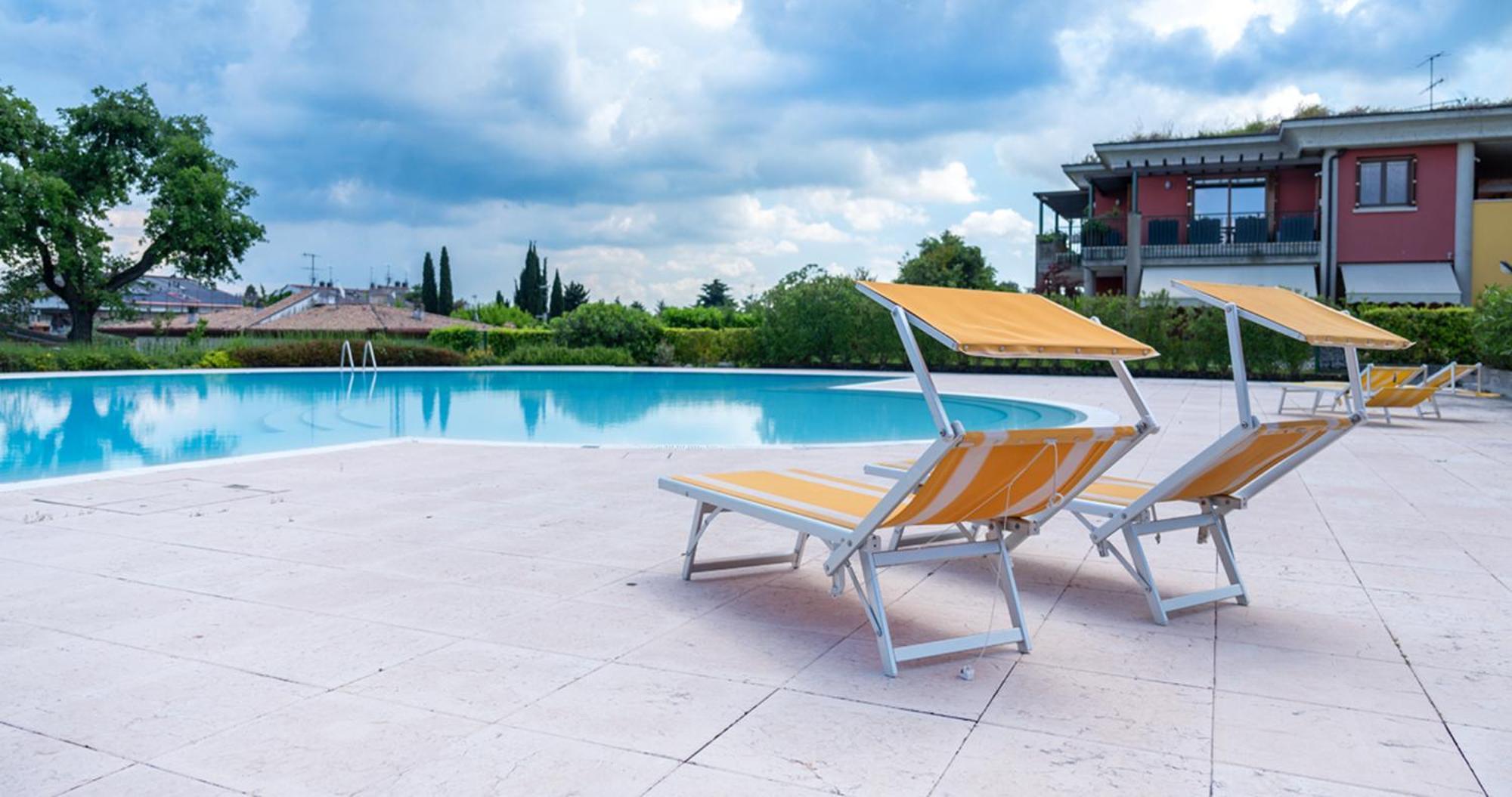 Oleandro Apartment - Featuring A Private Garden And Access To 5 Pools Desenzano del Garda Exteriör bild
