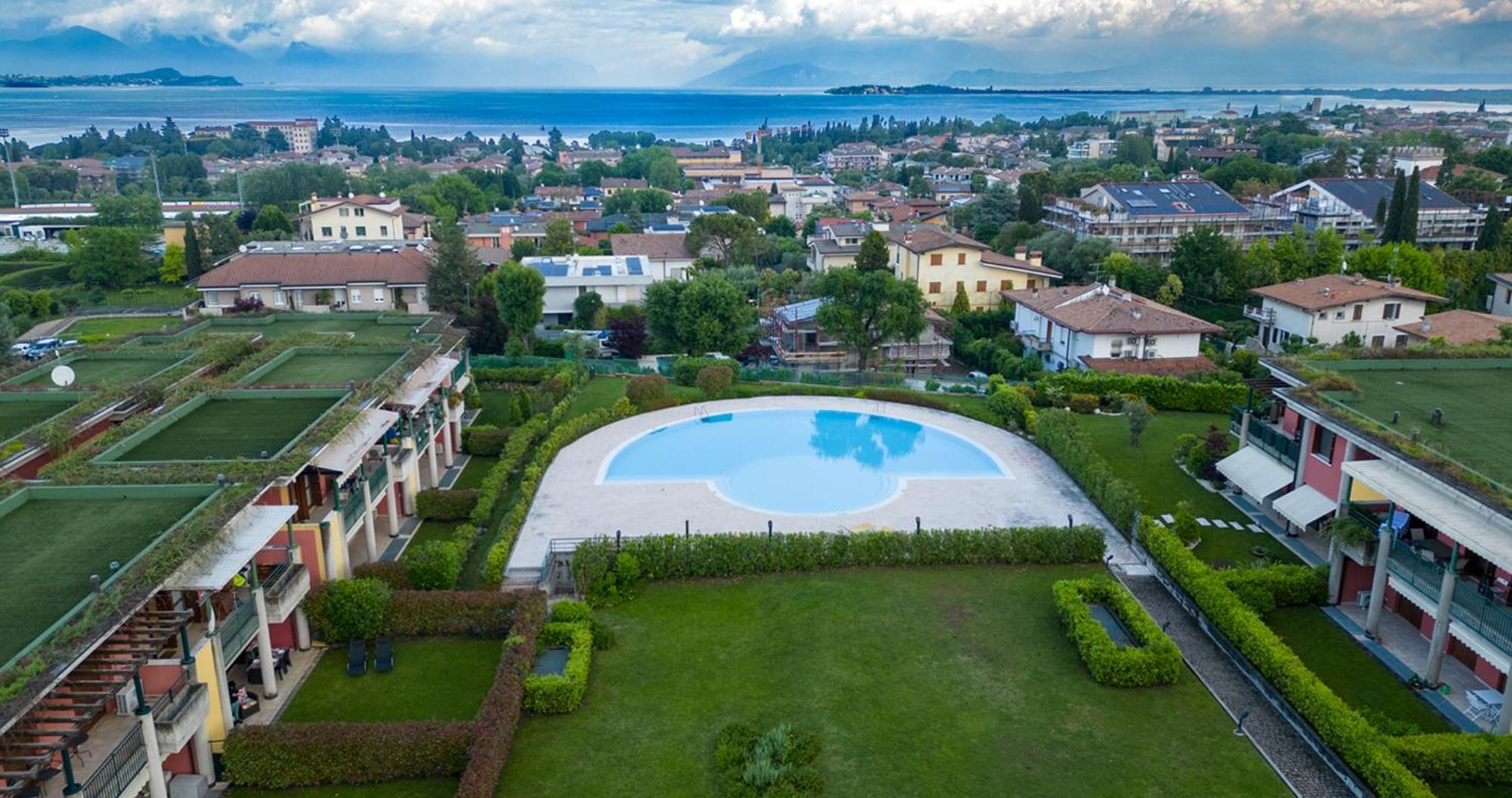 Oleandro Apartment - Featuring A Private Garden And Access To 5 Pools Desenzano del Garda Exteriör bild