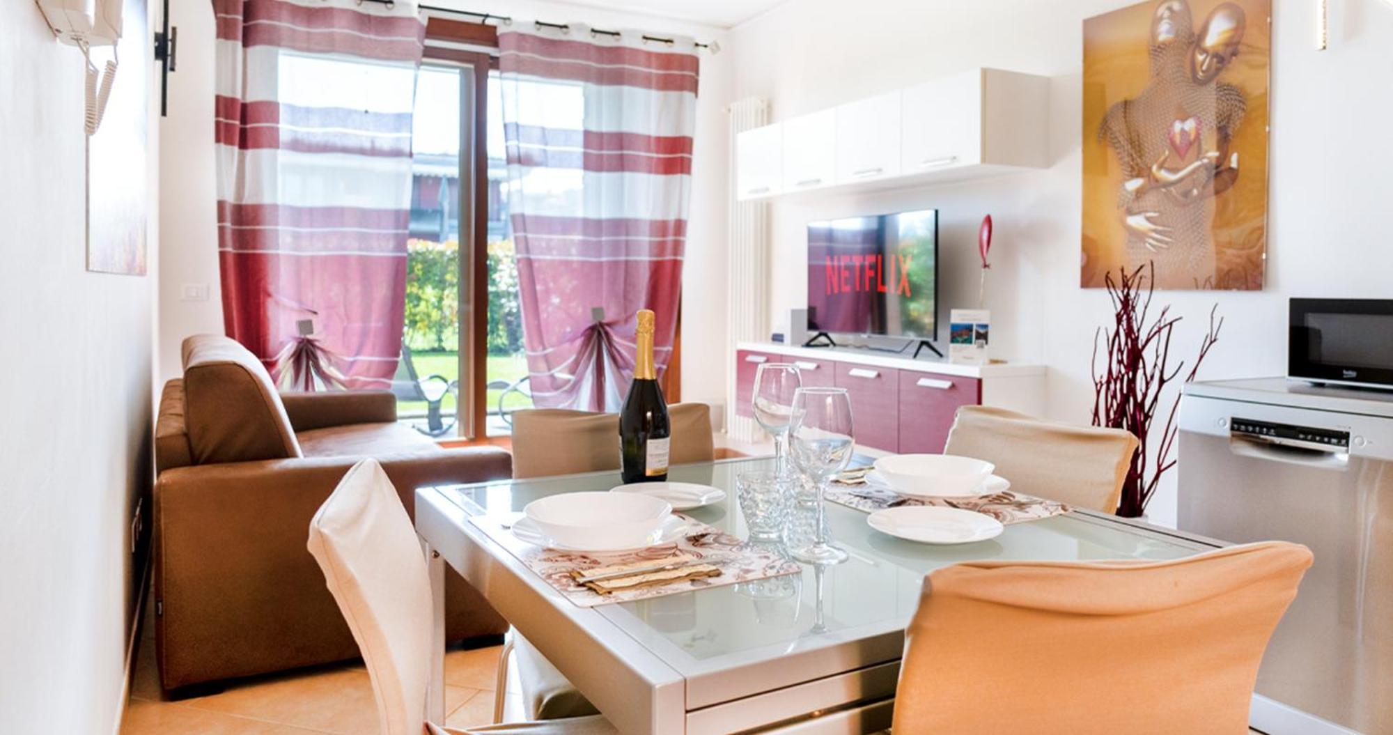 Oleandro Apartment - Featuring A Private Garden And Access To 5 Pools Desenzano del Garda Exteriör bild