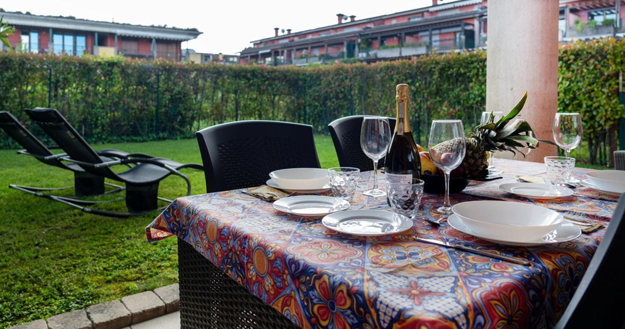 Oleandro Apartment - Featuring A Private Garden And Access To 5 Pools Desenzano del Garda Exteriör bild