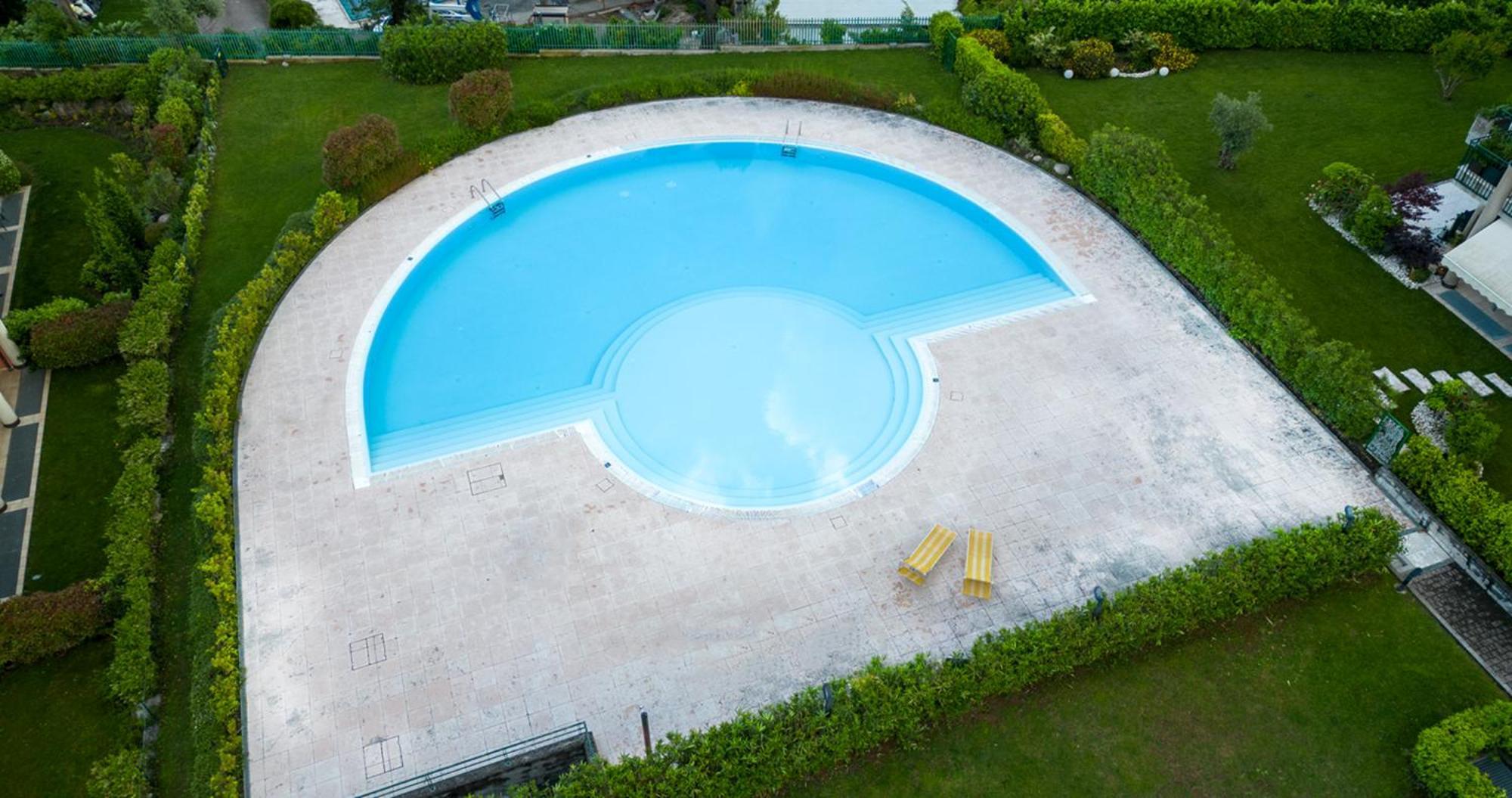 Oleandro Apartment - Featuring A Private Garden And Access To 5 Pools Desenzano del Garda Exteriör bild