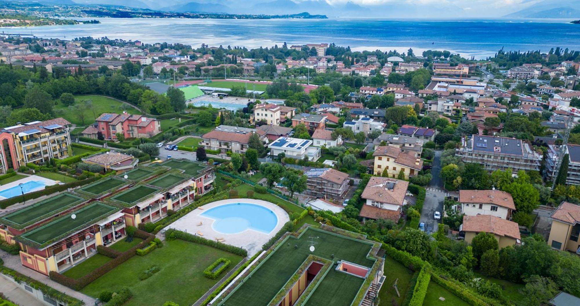 Oleandro Apartment - Featuring A Private Garden And Access To 5 Pools Desenzano del Garda Exteriör bild